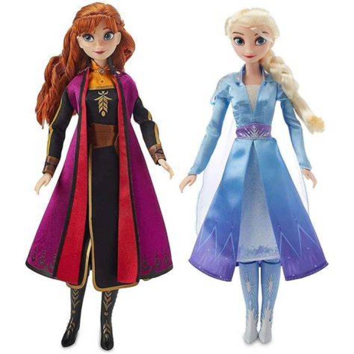 Does Elsa get a girlfriend in Frozen 2?